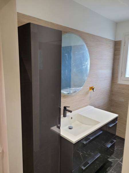 Pose d'un meuble lavabo avec colonne et miroir dans une salle de bain à Marseille 13010