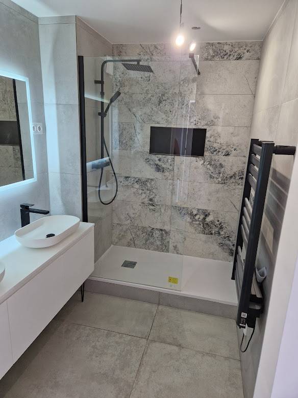 Salle de bain entièrement rénovée dans un appartement à Aubagne
