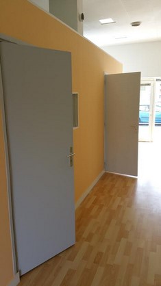 Mise en place des portes de bureau dans un bureau commercial à Marseille 13009