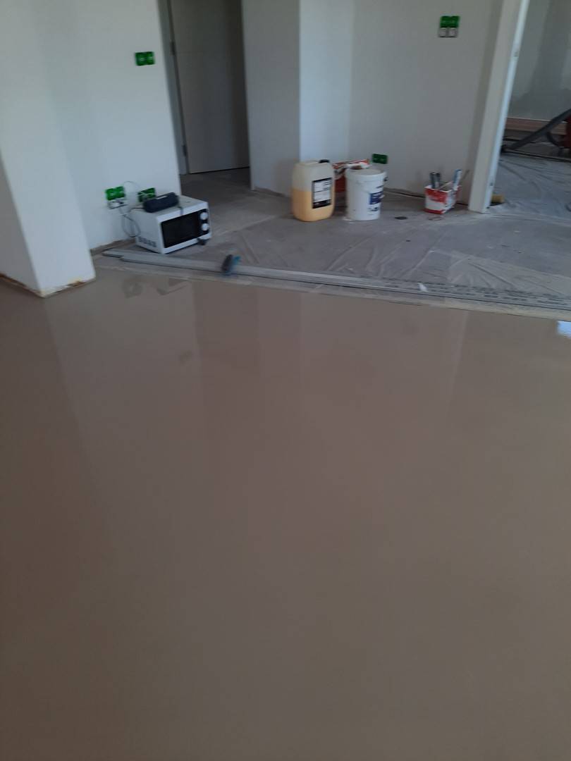 Réalisation d'un ragréage pour la pose d'un sol souple dans des locaux commerciaux