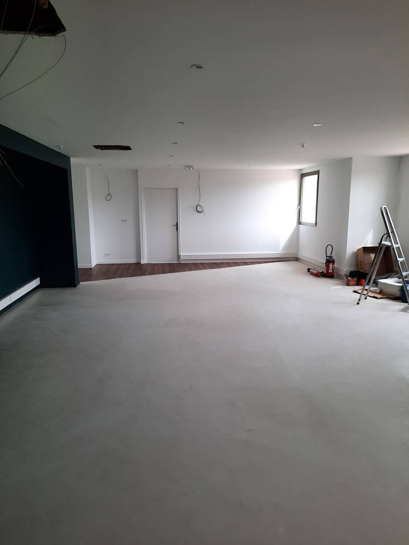 Mise en place des protections avant la mise en peinture de bureau à Rousset