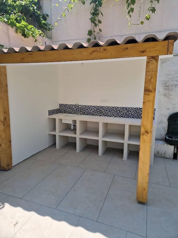 Réalisation d'une cuisine d'été dans une maison à Roquefort La Bédoule