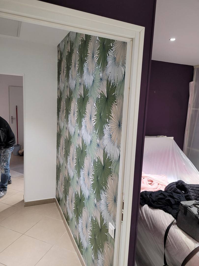 Pose d'un papier peint sur un pan de mur dans une villa à Marseille 13010