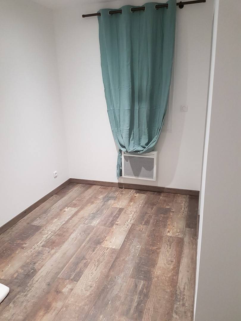 Pose d'un parquet dans une chambre enfant d'une maison neuve à Marseille