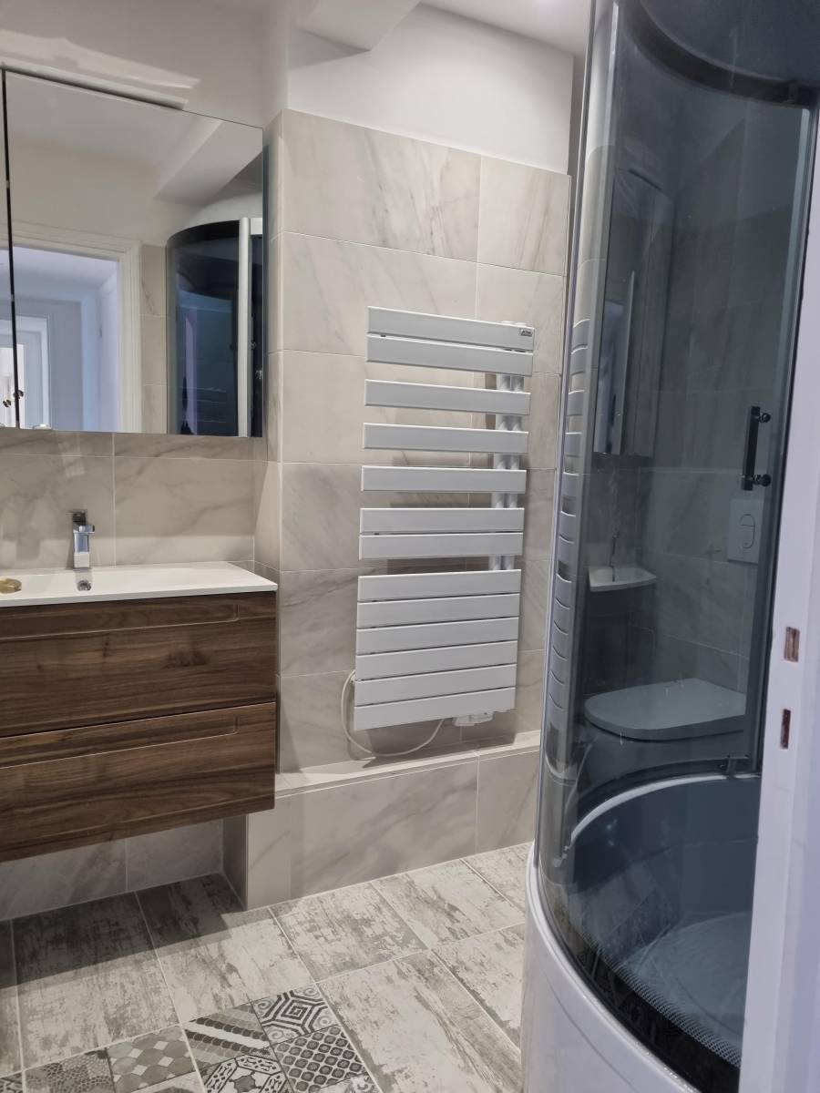 Réalisation d'une création d'un tapis en carrelage dans un appartement à Marseille 13008