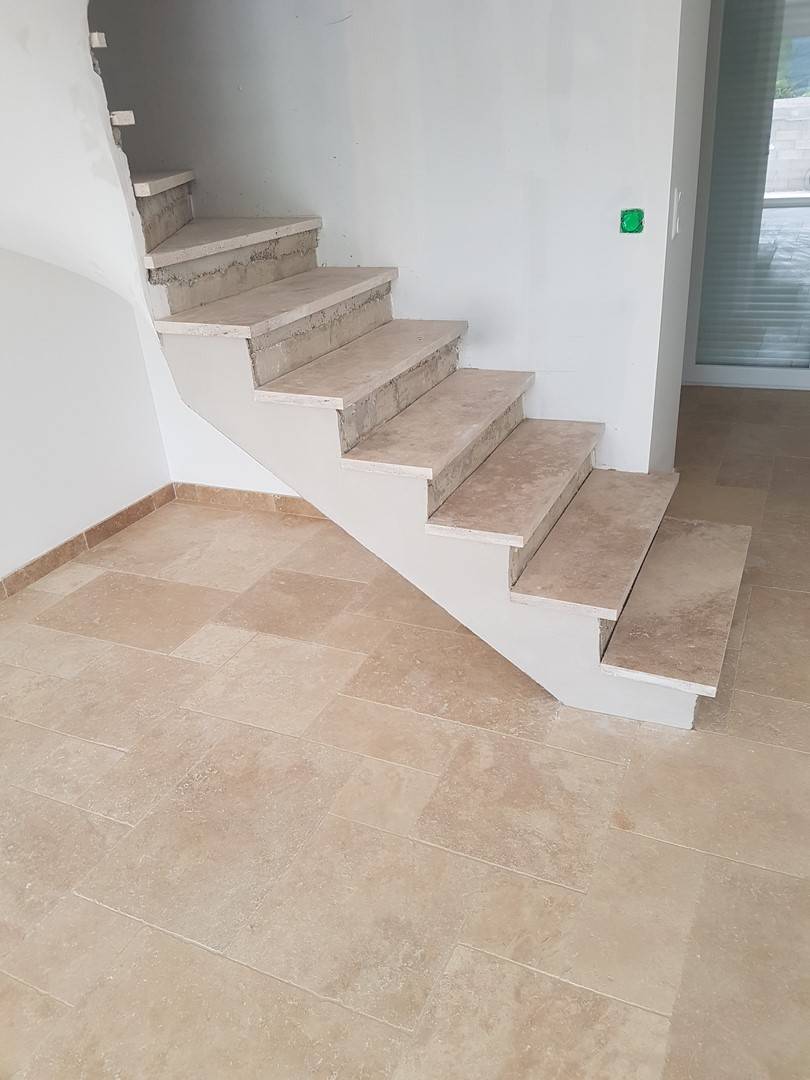 Pose carrelage sol en pierre naturelle façon OPUS ROMAIN dans une villa à GEMENOS