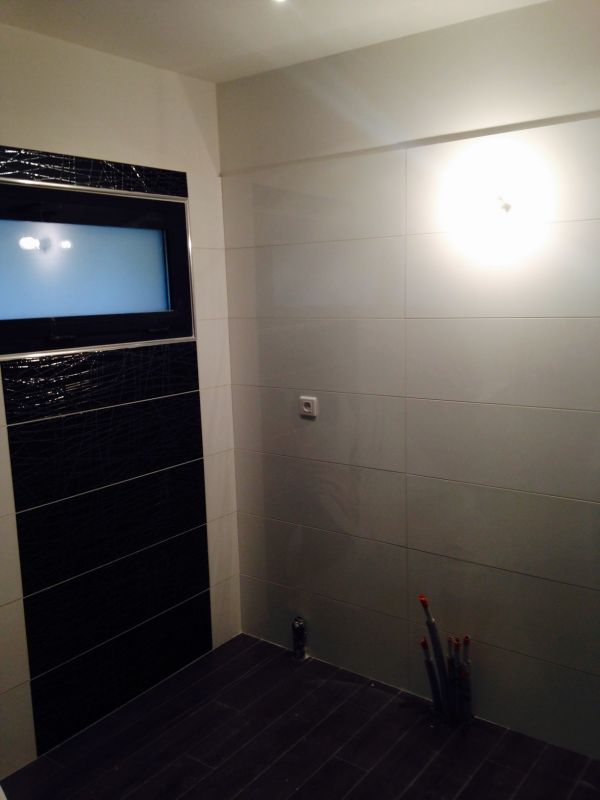 Pose de faïence dans une salle de bain pour une suite parentale dans une villa sur Marseille 13011