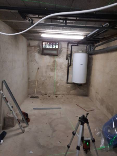 Préparation de la pièce pour une isolation complète murs et plafonds à Marseille 13011