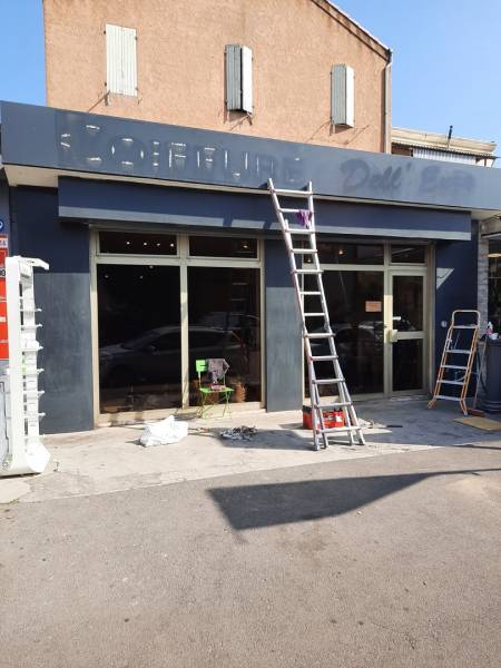 Devanture d'un salon de coiffure à Marseille 13009