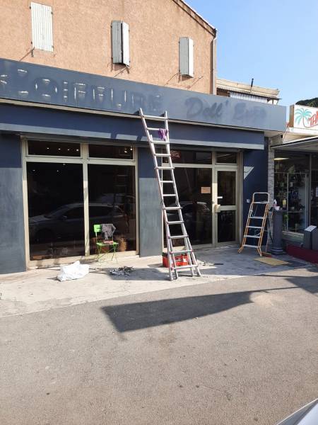 Remise au propre d'une enseigne d'un salon de coiffure à Marseille 13009