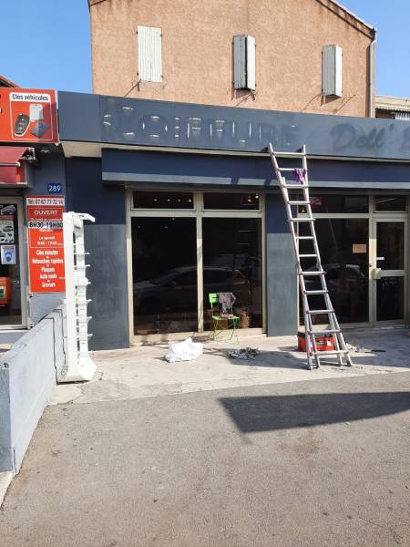 Mise en peinture d'une devanture d'un coiffeur à Marseille 13009