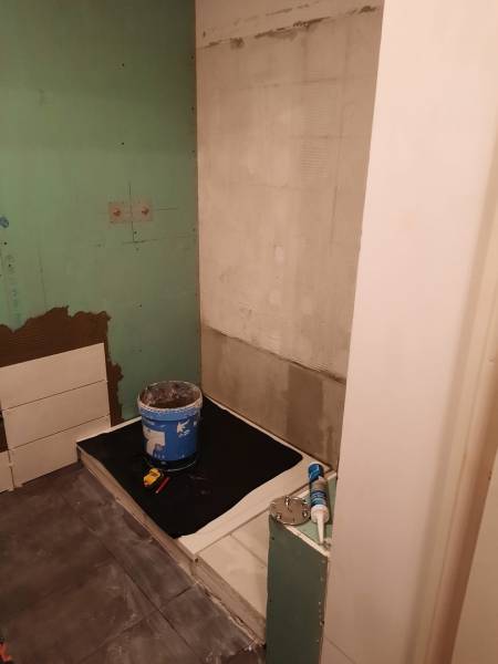 Pose d'un bac douche au plus près du sol un peu à l'italienne selon évacuation d'origine marseille