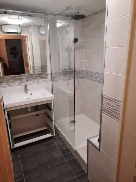 Pose d'une faïence avec frise dans une salle de bain à Marseille 13009