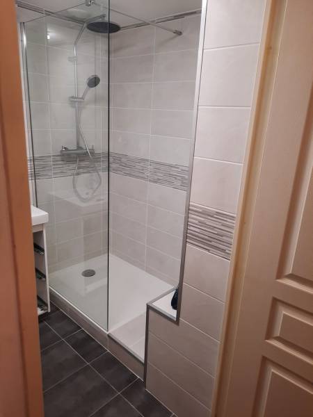 Réalisation d'une salle de bain pour une personne à mobilité réduite avec JDG rénovation Marseille