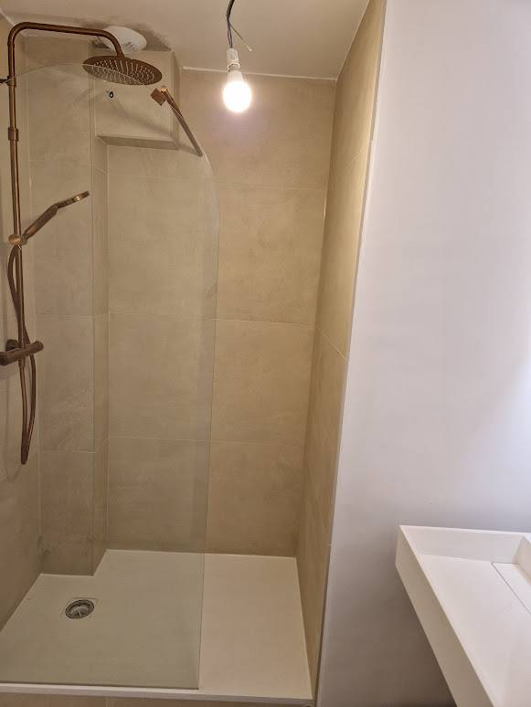 Mise en peinture des murs et plafond, pose carrelage mural