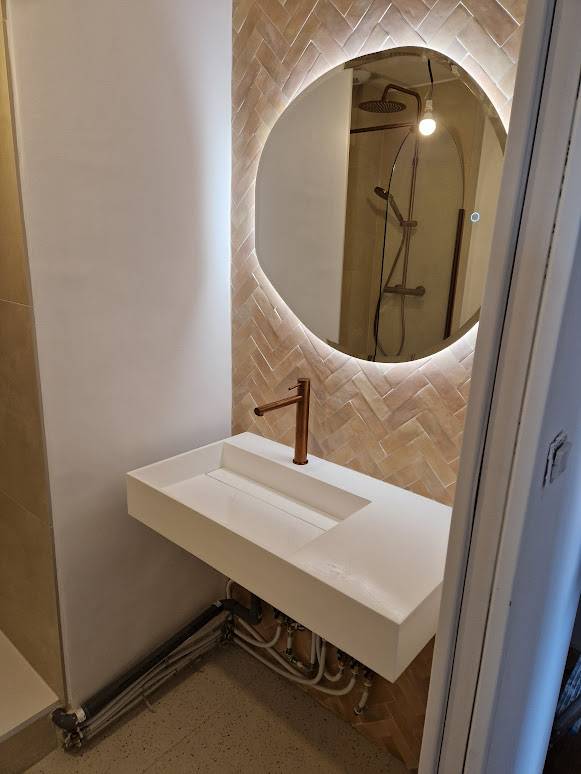 Pose d'un meuble lavabo, d'un miroir puis de la robinetterie