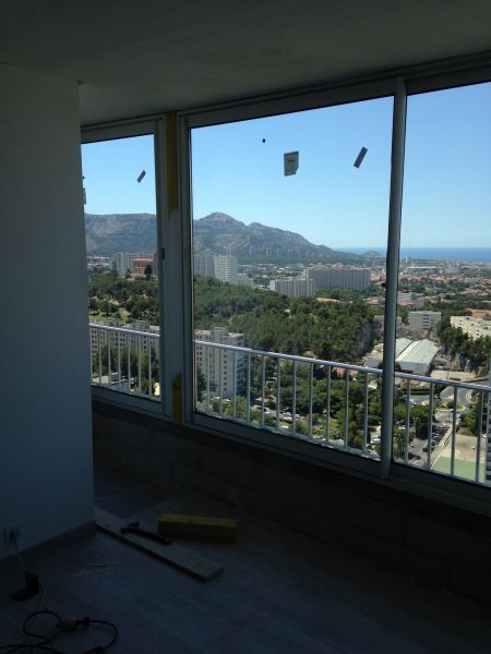 Pose de baie vitrée dans un balcon afin d'agrandir le salon dans un appartement à  Marseille 13009