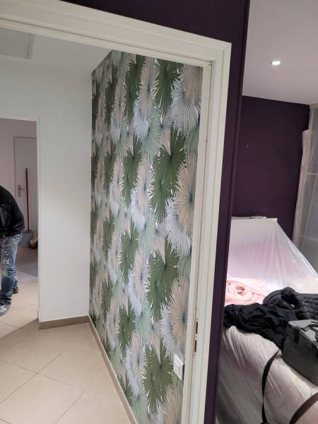 Pose d'un papier peint sur un pan de mur dans une villa à Marseille 13010