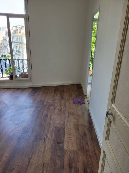 Pose de parquet PVC à clips dans un appartement à Marseille