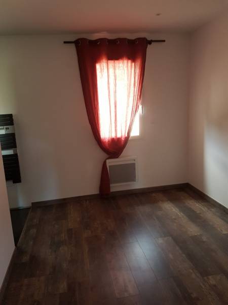 Pose d'un parquet PVC à clips dans une suite parentale d'une maison neuve à Marseille