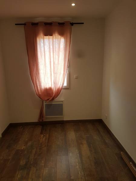 Pose d'un parquet dans une chambre d'une villa neuve à Marseille