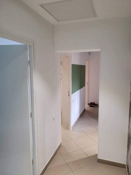 Mise en peinture suite à un dégât des eaux dans un couloir de villa à CUGES LES PINS