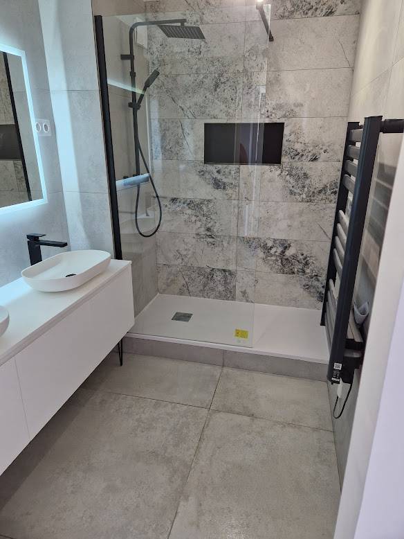 Pose d'un carrelage sol et faïence dans une salle de bain à Aubagne