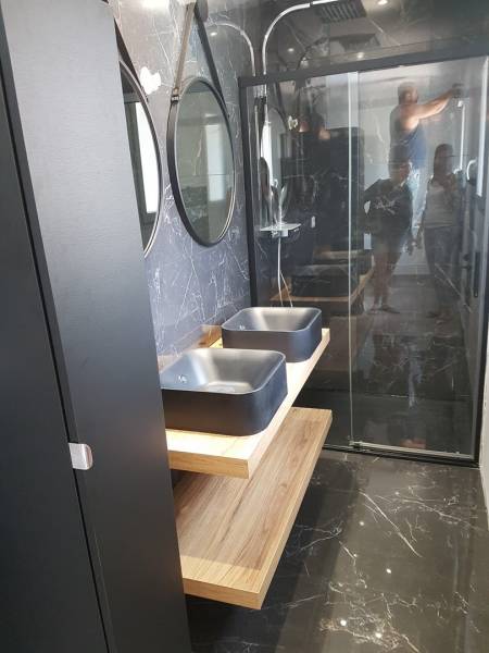 Dans villa neuve à Roquevaire réalisation d'une salle de bain en marbre noir nouvelle tendance !!!