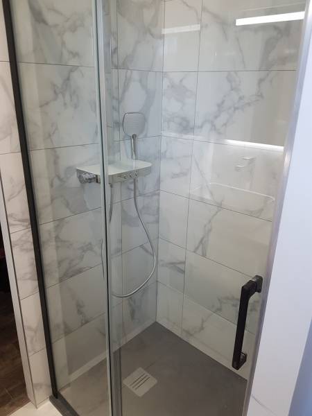 Pose d'un bac extra plat dans une salle de bain à Peypin