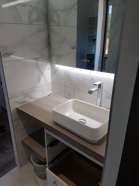 Création d'une salle de bain communicante dans une maison individuelle à Peypin