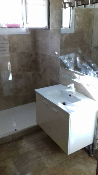 Pose d'un meuble vasque, une vasque et une colonne dans un appartement sur Marseille 13009