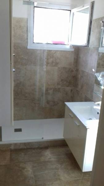 Pose d'un bac douche 80x120 avec paroi de douche dans un appartement sur Marseille 13009