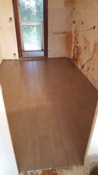 Après pose carrelage imitation parquet pour une cuisine à La Penne Sur Huveaune